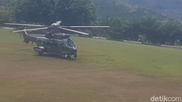 Helikopter TNI evakuasi 10 korban serangan teroris KKB Pegunungan Bintang. (Wilpret/detikcom)