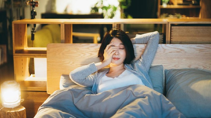 Ilustrasi perempuan sukar tidur mengantuk