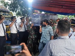 Jenazah Pilot Rimbun Air yang Jatuh di Papua Disambut Hormat Sang Anak
