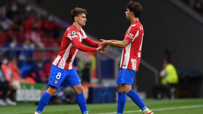 MADRID, SPAIN - SEPTEMBER 15: Antoine Griezmann of Atletico Madrid comes on to replace teammate Joao Felix during the UEFA Champions League group B match between Atletico Madrid and FC Porto at Wanda Metropolitano on September 15, 2021 in Madrid, Spain. (Photo by David Ramos/Getty Images)