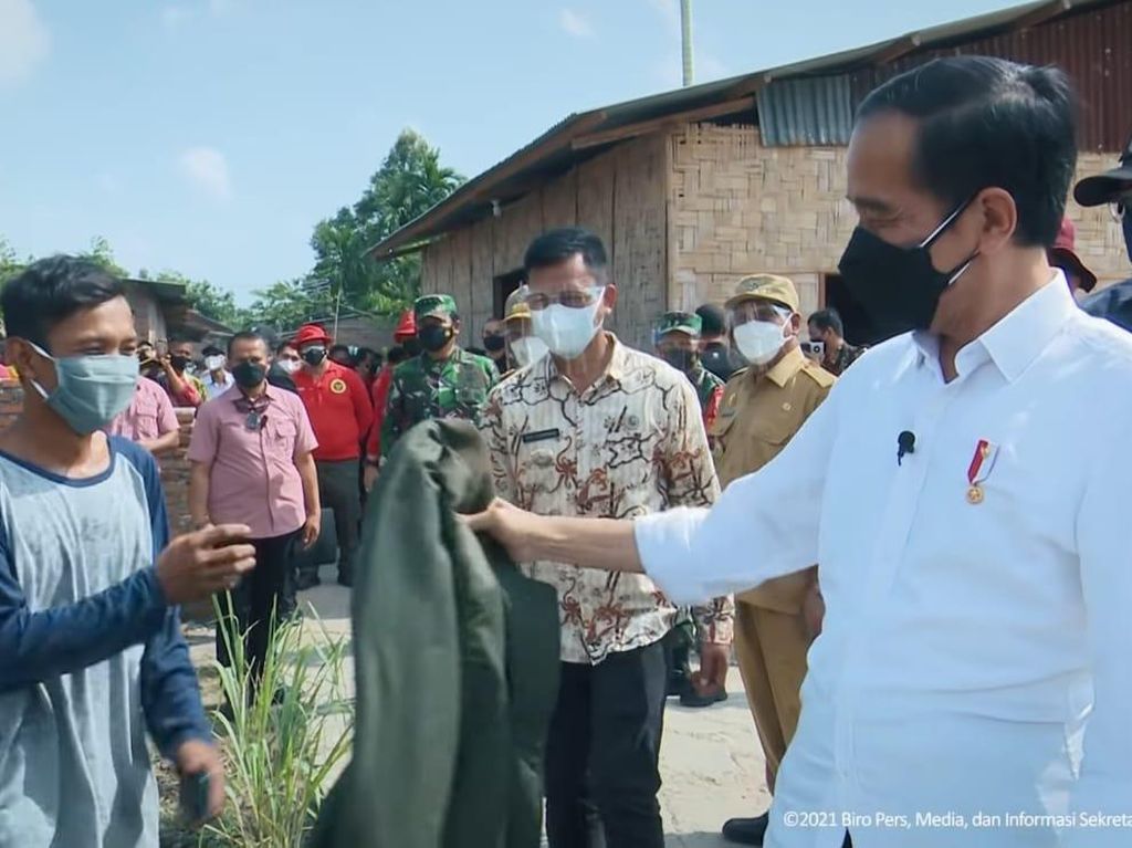 Momen Jokowi Berikan Jaketnya ke Warga saat Tinjau Vaksinasi di Sumut