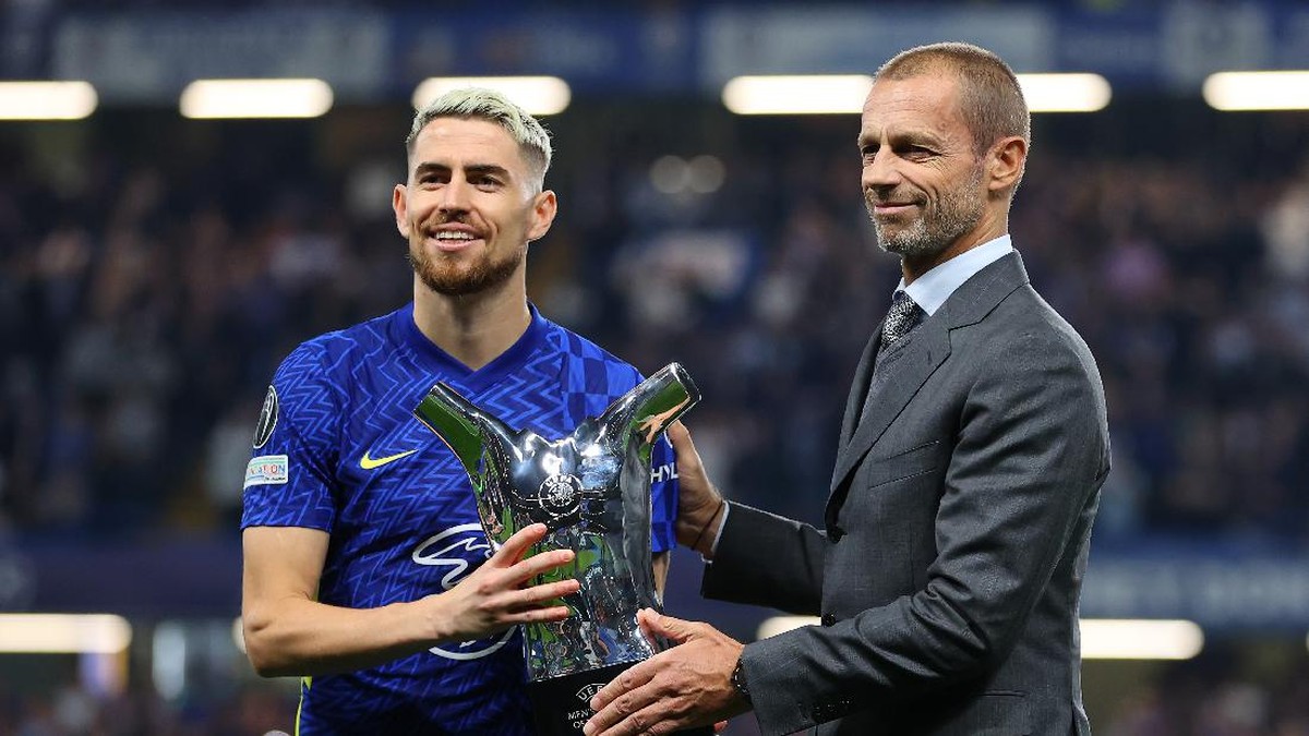 Gelandang Chelsea Jorginho diberi trofi pemain terbaik oleh Presiden UEFA Aleksander Ceferin. (Foto: Catherine Ivill/Getty Images)