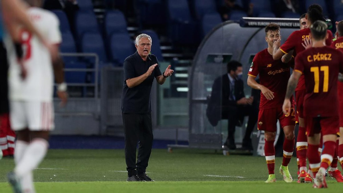 Jose Mourinho tak puas dengan penampilan AS Roma kala melibas CSKA Sofia 5-1. (Foto: Getty Images/Paolo Bruno)