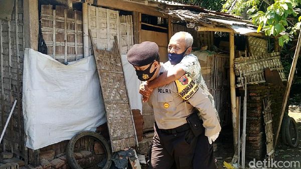 Kejar Herd Immunity, Polisi Jemput Bola hingga Gendong Lansia