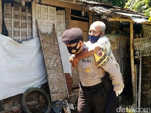 Kejar Herd Immunity, Polisi Jemput Bola hingga Gendong Lansia