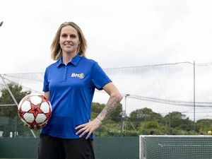 Legenda Sepakbola Wanita Inggris Ini Giat Kampanye Kesehatan Mental