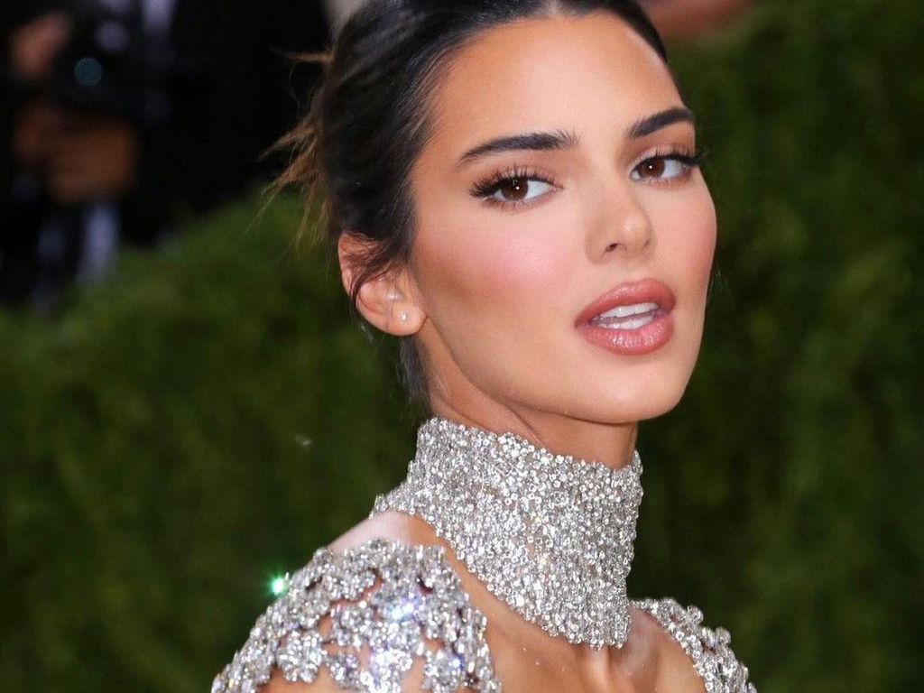 8 Gaya Kendall Jenner, Terbaru Dikritik karena Kondangan Pamer Belahan Dada
