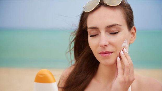 Dulunya memakai sunscreen saat pergi ke pantai, kini memakainya setiap hari.