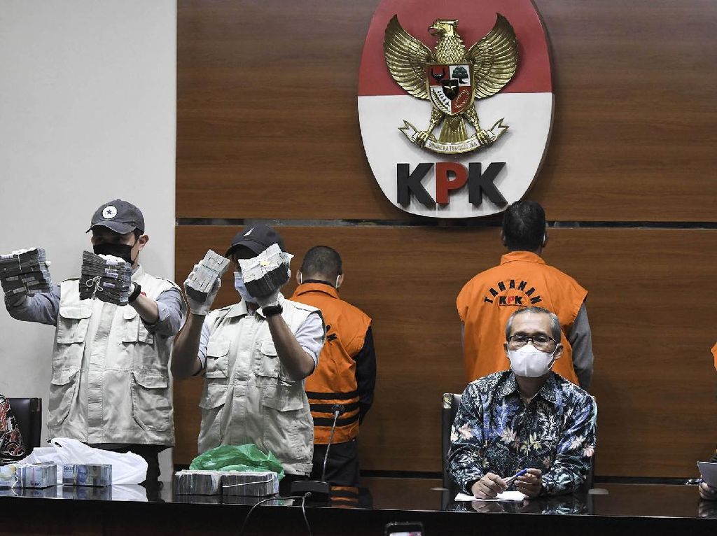 KPK Sita Uang-Berkas di Rumdin Bupati dan Plt Kadis PU Hulu Sungai Utara KPK Sita Uang-Berkas di Rumdin Bupati dan Plt Kadis PU Hulu Sungai Utara