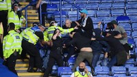 Polisi merangsek masuk ke tribune King Power Stadium, Jumat (17/9/2021) dini hari WIB. (Foto: Laurence Griffiths/Getty Images)