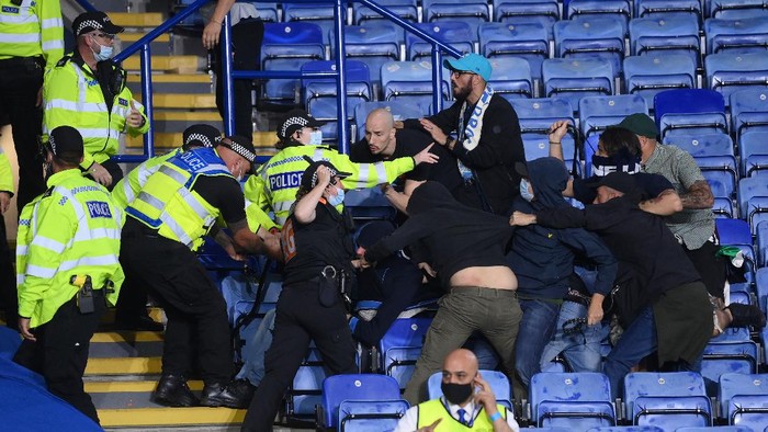 leicester city liga europa europa league suporter leicester vs napoli LEICESTER, ENGLAND - SEPTEMBER 16: Fans from both side's clash as police intervene during the UEFA Europa League group C match between Leicester City and SSC Napoli at The King Power Stadium on September 16, 2021 in Leicester, England. (Photo by Laurence Griffiths/Getty Images)