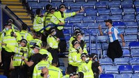 Polisi coba memisahkan suporter Leicester City dan Napoli yang bentrok usai pertandingan. (Foto: Laurence Griffiths/Getty Images)