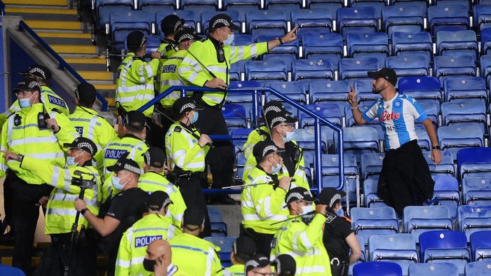 leicester city napoli europa league liga europa leicester city vs napoli LEICESTER, ENGLAND - SEPTEMBER 16: A fan of SSC Napoli clashes with police during the UEFA Europa League group C match between Leicester City and SSC Napoli at The King Power Stadium on September 16, 2021 in Leicester, England. (Photo by Laurence Griffiths/Getty Images)