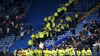 Polisi berbaris di tepi lapangan dan tribune stadion untuk menjaga situasi. (Foto: Shaun Botterill/Getty Images)
