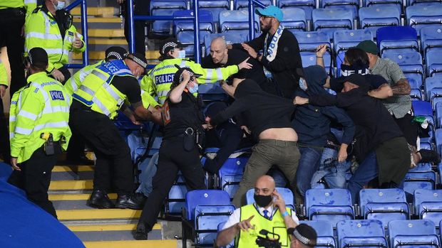 LEICESTER, ENGLAND - SEPTEMBER 16: Fans from both side's clash as police intervene during the UEFA Europa League group C match between Leicester City and SSC Napoli at The King Power Stadium on September 16, 2021 in Leicester, England. (Photo by Laurence Griffiths/Getty Images)