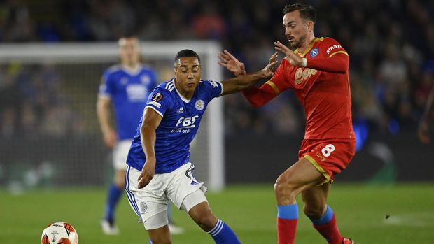 Soccer Football - Europa League - Group C - Leicester City v Napoli - King Power Stadium, Leicester, Britain - September 16, 2021 Leicester City's Youri Tielemans in action with Napoli's Fabian Ruiz REUTERS/Tony Obrien
