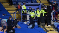 Dilansir talkSport, pengeras suara sampai meminta suporter berhenti untuk menghormati kedua klub. (Foto: Laurence Griffiths/Getty Images)