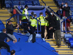 Foto: Rusuh, Polisi Gebuki Suporter Leicester dan Napoli Foto: Rusuh, Polisi Gebuki Suporter Leicester dan Napoli