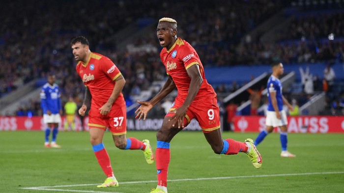 LEICESTER, ENGLAND - SEPTEMBER 16: Victor Osimhen of SSC Napoli celebrates after scoring their sides second goal during the UEFA Europa League group C match between Leicester City and SSC Napoli at The King Power Stadium on September 16, 2021 in Leicester, England. (Photo by Laurence Griffiths/Getty Images)