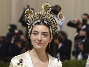 5 Potret Hiasan Kepala Lorde di MET Gala 2021, Disebut Mirip Siger Sunda