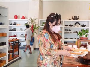 Borong Piring Cantik, Maharani Kemala Habiskan hingga Rp 12 Juta Borong Piring Cantik, Maharani Kemala Habiskan hingga Rp 12 Juta