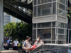 Bruukk! Mobil Sedan Nyelonong ke Trotoar di Jl Sudirman hingga Terbalik