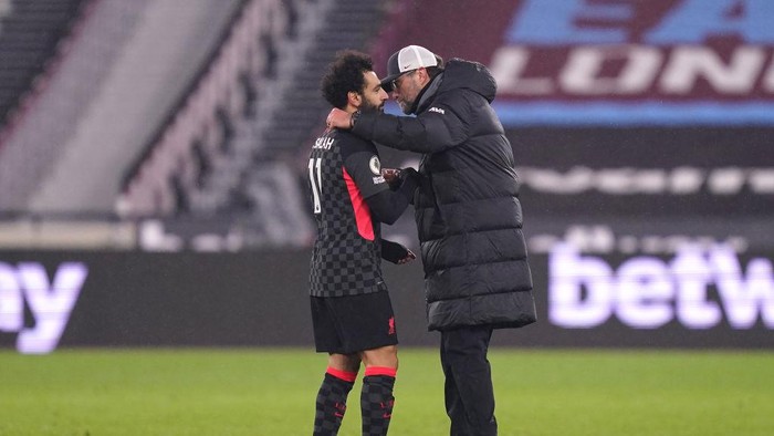 LONDON, ENGLAND - JANUARY 31: Jurgen Klopp, Manager of Liverpool interacts with Mohamed Salah of Liverpool after the Premier League match between West Ham United and Liverpool at London Stadium on January 31, 2021 in London, England. Sporting stadiums around the UK remain under strict restrictions due to the Coronavirus Pandemic as Government social distancing laws prohibit fans inside venues resulting in games being played behind closed doors. (Photo by John Walton - Pool//Getty Images)