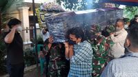 Momen Jenazah Pilot Rimbun Air Tiba di Rumah Duka