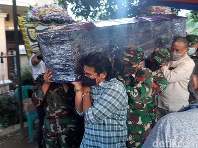 Momen Jenazah Pilot Rimbun Air Tiba di Rumah Duka
