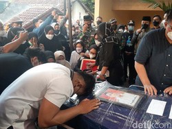 Isak Tangis Keluarga Pilot Rimbun Air di Bogor