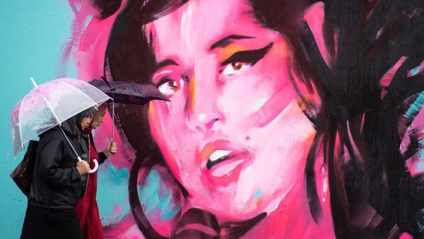 Mural Pink Sang Legendaris Amy Winehouse