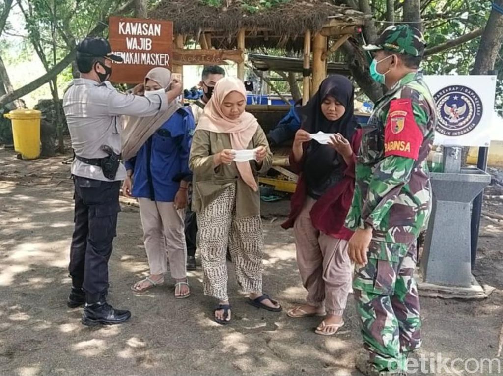 Satgas COVID-19 Banyuwangi Pelototi Obyek Wisata Agar Patuhi Prokes Satgas COVID-19 Banyuwangi Pelototi Obyek Wisata Agar Patuhi Prokes