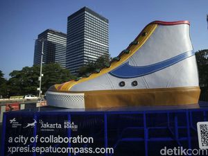 Wih! Ada Sepatu Raksasa di Taman Jakarta