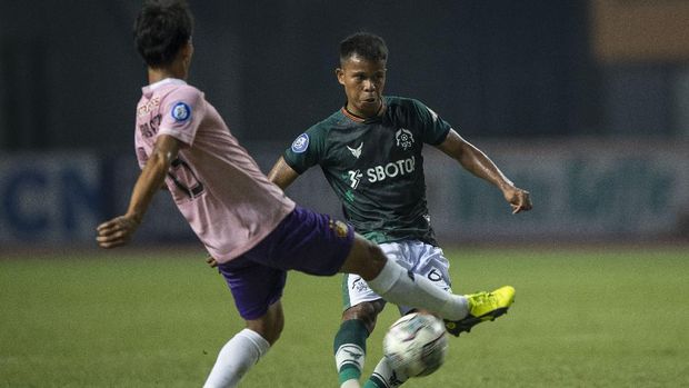 Pesepak bola Persikabo 1973 Manahati Lestusen (kanan) berebut bola dengan pesepak bola Persik Kediri Faris Aditama (kiri) dalam pertandingan pekan ketiga Liga 1 2020-2021 di Stadion Wibawa Mukti, Cikarang, Kabupaten Bekasi, Jawa Barat, Jumat (17/9/2021). ANTARA FOTO/Aditya Pradana Putra.