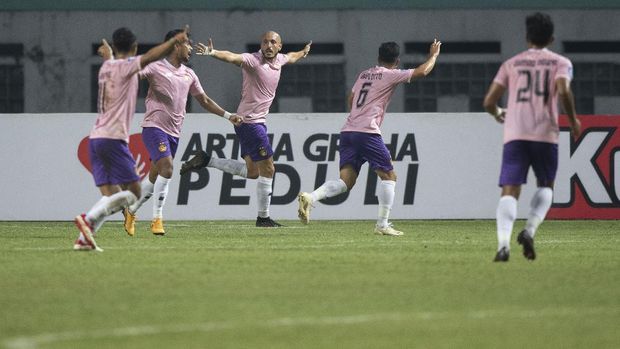 Pesepak bola Persikabo 1973 Manahati Lestusen (kanan) berebut bola dengan pesepak bola Persik Kediri Faris Aditama (kiri) dalam pertandingan pekan ketiga Liga 1 2020-2021 di Stadion Wibawa Mukti, Cikarang, Kabupaten Bekasi, Jawa Barat, Jumat (17/9/2021). ANTARA FOTO/Aditya Pradana Putra.