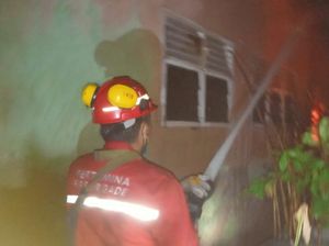 Pertamina Bantu Proses Pemadaman 6 Rumah Terbakar di Dumai