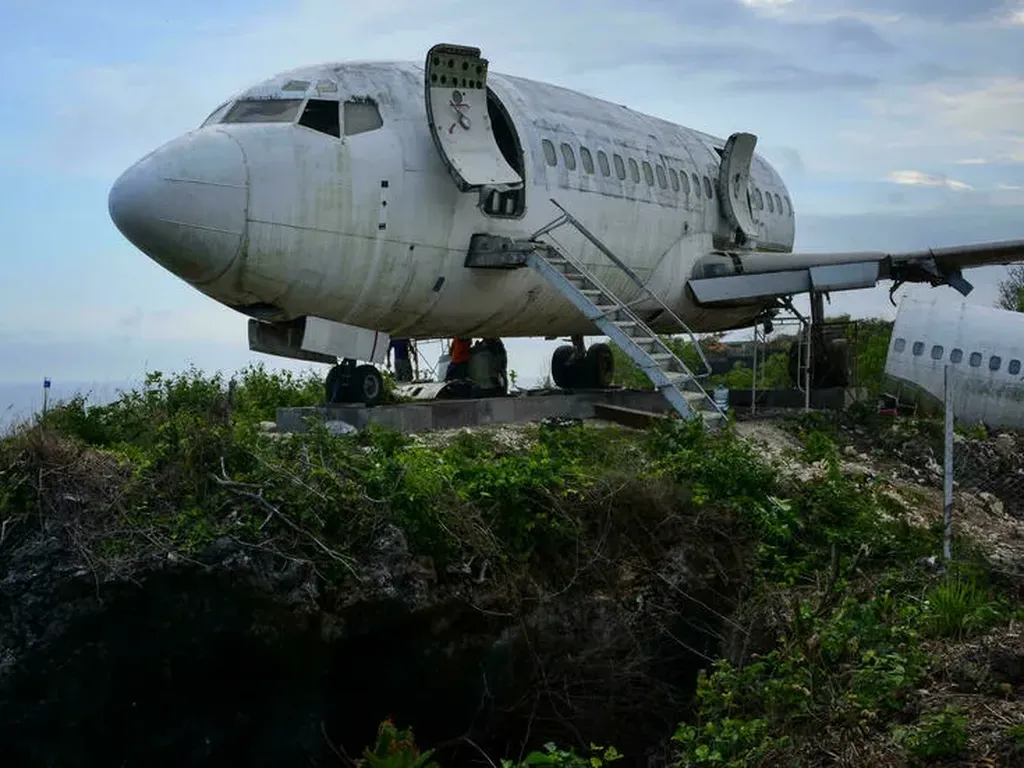Wih, Pesawat Jet Bekas di Tebing Bali Curi Perhatian Dunia