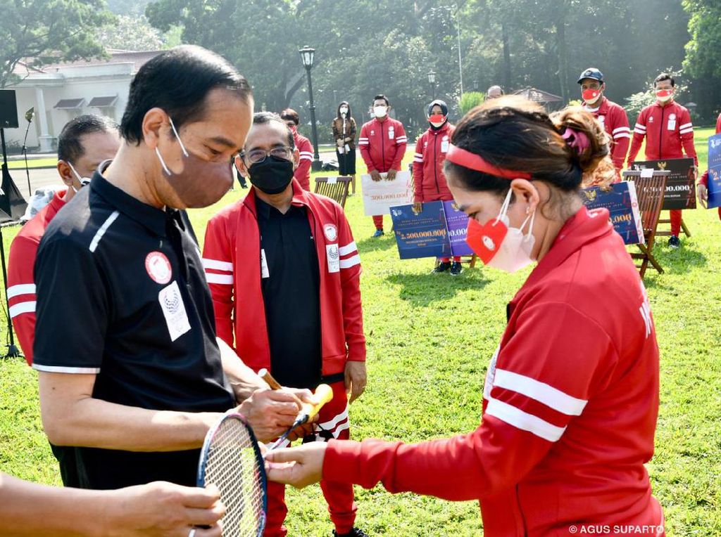 Tukar Kenang-kenangan ala Jokowi dan Leani Ratri Oktila