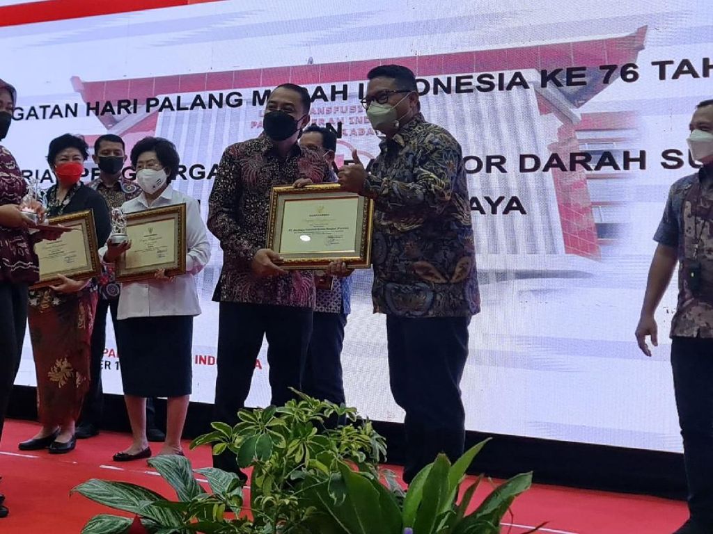 Banyak Bantu PMI Saat Pandemi, SIER Terima Penghargaan dari Walkot Surabaya