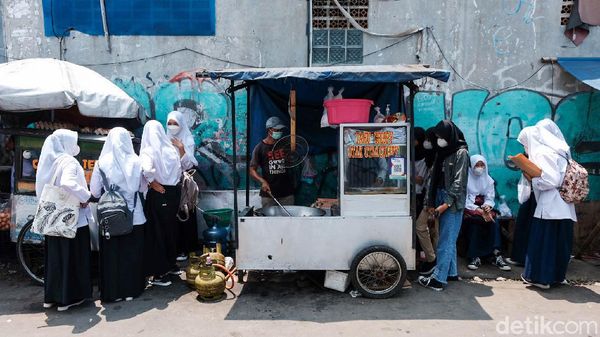 Bubar Sekolah, Tukang Jajanan Diantre Pelajar