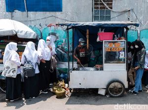 Bubar Sekolah, Tukang Jajanan Diantre Pelajar