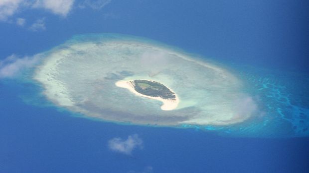 This photo taken on April 21, 2017 shows an aerial shot of a reef in the disputed Spratly islands on April 21, 2017. - Philippine Defence Secretary Delfin Lorenzana flew to a disputed South China Sea island on April 21, brushing off a challenge by the Chinese military while asserting Manila's territorial claim to the strategic region. (Photo by TED ALJIBE / AFP)