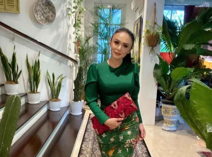 Punya jiwa estetik tinggi, Yuni Shara koleksi tanaman hias dalam pot guci/Foto: instagram.com/instagram.com/yunishara36