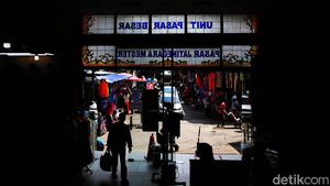 Pusat Grosir Jatinegara Trade Center Kembali Bergeliat