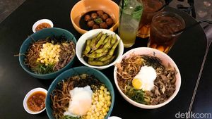 Sluurp! Gurihnya Dry Ramen dengan Topping Onsen Egg dan Beef Sukiyaki