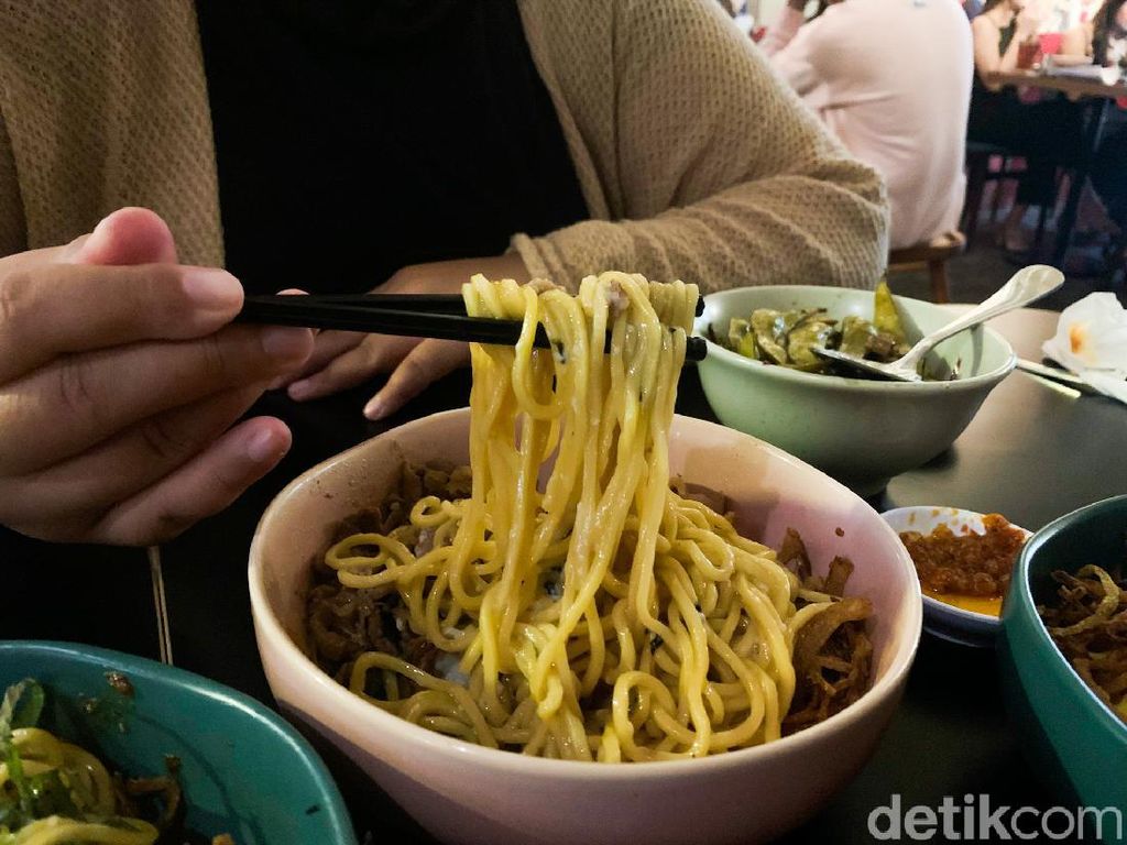 RARA Ramen Bar: Mulur Gurih Dry Ramen di Resto Bergaya Bar Jepang RARA Ramen Bar: Mulur Gurih Dry Ramen di Resto Bergaya Bar Jepang
