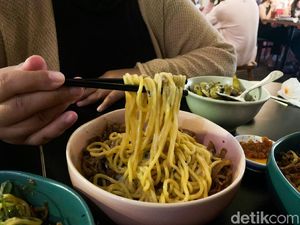 RARA Ramen Bar: Mulur Gurih Dry Ramen di Resto Bergaya Bar Jepang RARA Ramen Bar: Mulur Gurih Dry Ramen di Resto Bergaya Bar Jepang