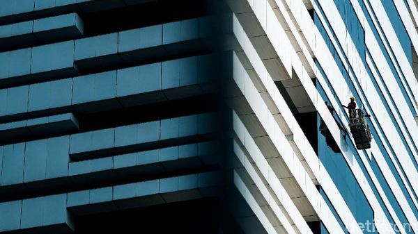 Safety First, Aksi Petugas Bersihkan Kaca Gedung Bertingkat