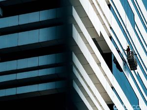 Safety First, Aksi Petugas Bersihkan Kaca Gedung Bertingkat