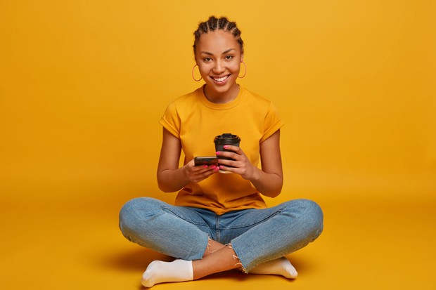 Seseorang yang tengah berbohong bisa dilihat melalui kakinya/ Foto: Freepik/ wayhomestudio Seseorang yang tengah berbohong bisa dilihat melalui kakinya